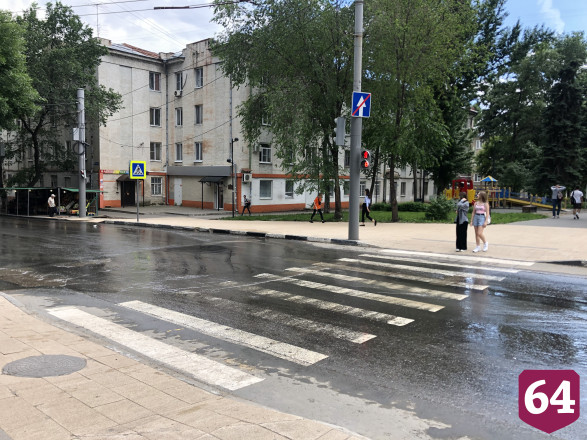 В Саратове провалился асфальт и превратился в пляж для голубей
