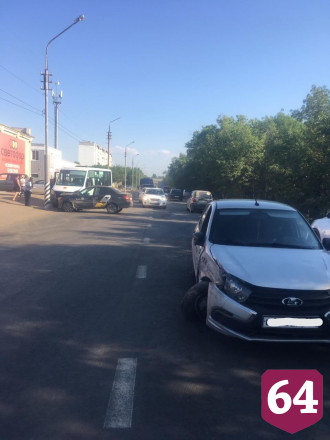 В аварии с маршруткой и двумя такси травмировалась женщина