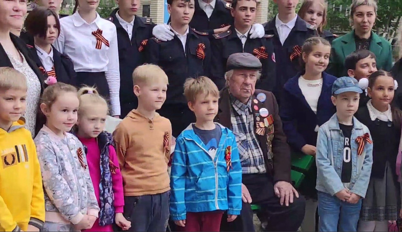 Саратовские школьники поздравляют ветеранов с Днем Победы