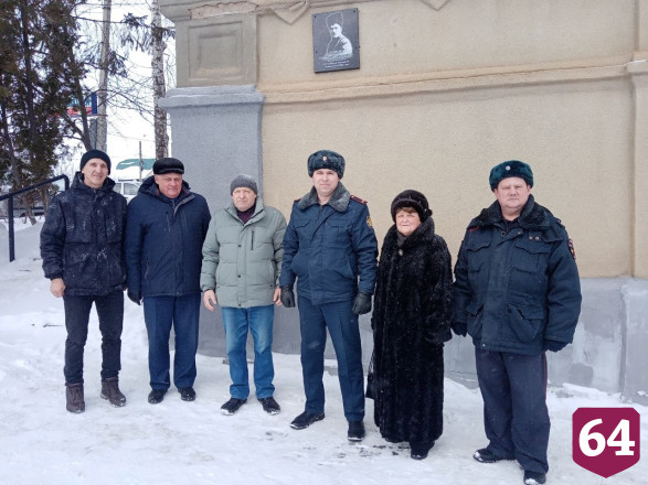 В Саратовской области открыли мемориальную доску чапаевцу Сурову