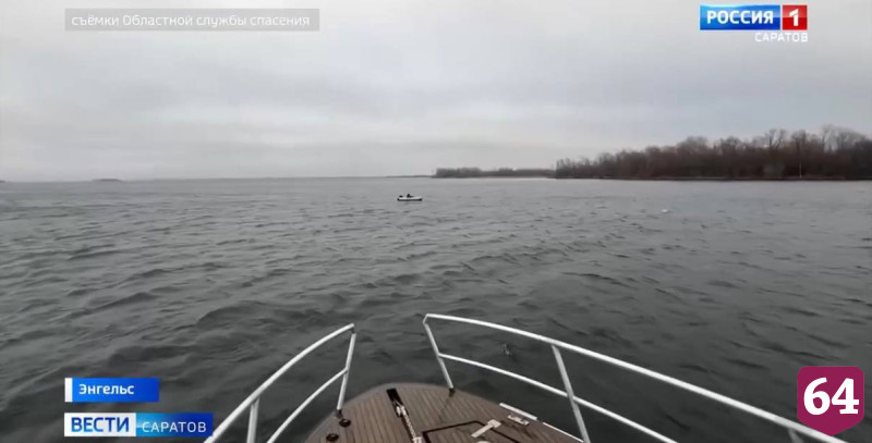Саратовским рыбакам на Волге напомнили о спасательных жилетах
