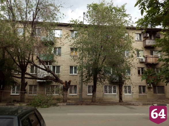 В Саратове рухнувшее дерево почти неделю провисело на проводах