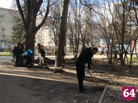 Роман Бусаргин с коллегами убирал на субботнике Кумысную поляну