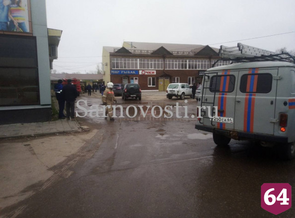 Из горящего развлекательного центра под Саратовом эвакуировали 30 человек