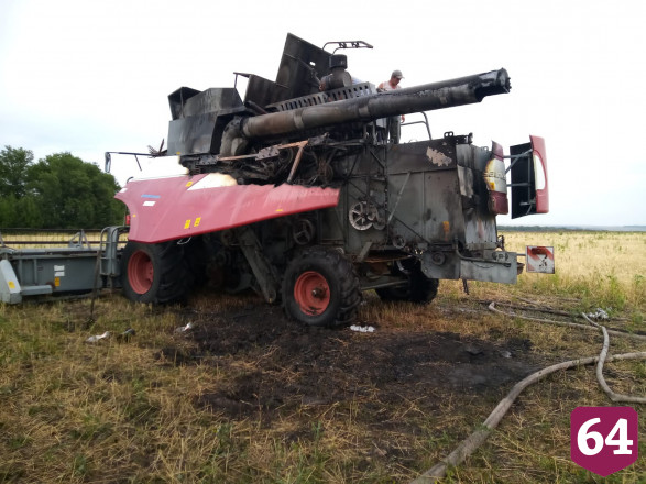 В поле под Саратовом сгорел комбайн