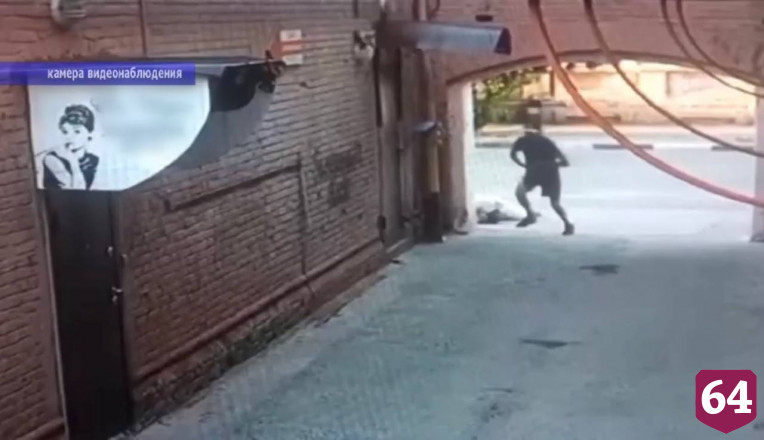 Нападение на женщину в Энгельсе ради цепочки попало на камеры