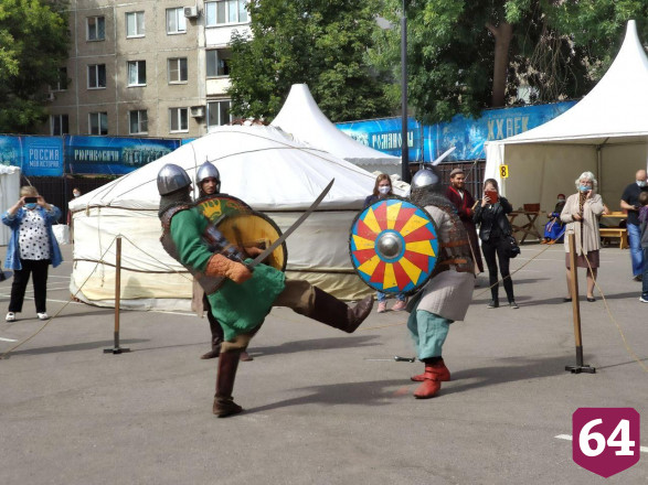 В центре Саратова устроили средневековые бои 