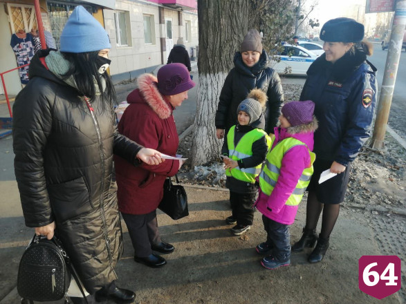 В Энгельсе детсадовцы напомнили пешеходам ПДД
