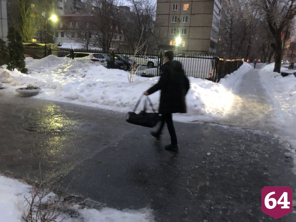 После ледяного дождя на улицах Саратова травмировались 5 человек