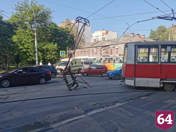 В центре Саратова из-за оторванного пантографа встали трамваи