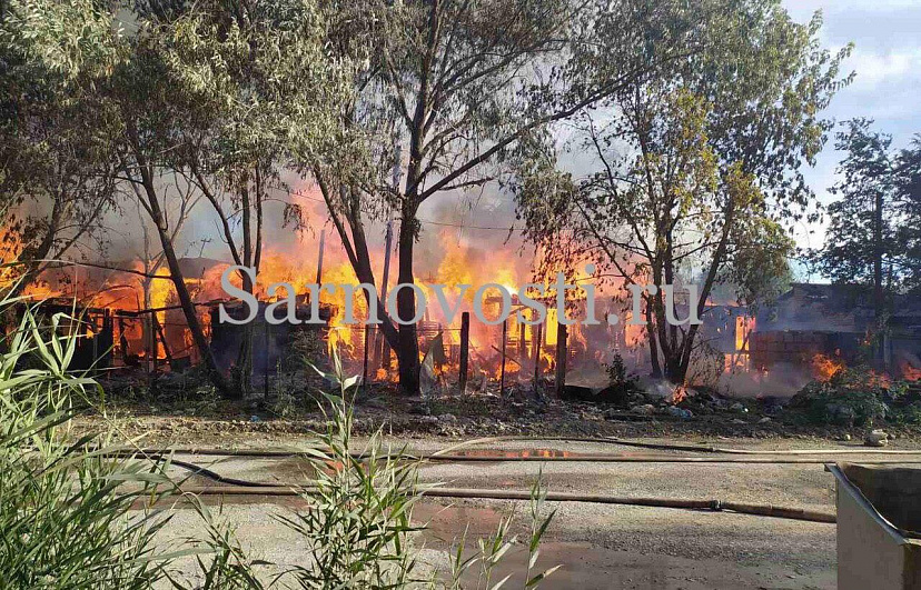 Саратовские пожарные тушат полыхающий дом на ВСО