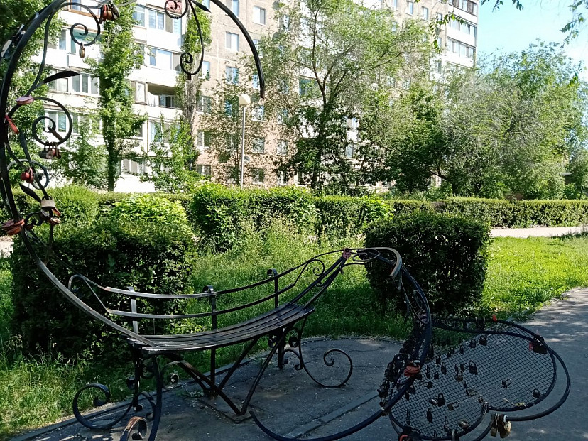 Вандалы сломали в сквере «лавочку любви»