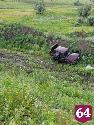 В Саратове водитель опрокинул легковушку в кювет