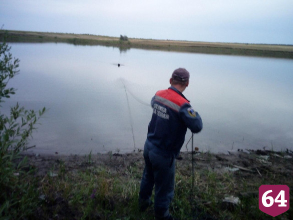 Саратовские водолазы вытащили из пруда утопленника 