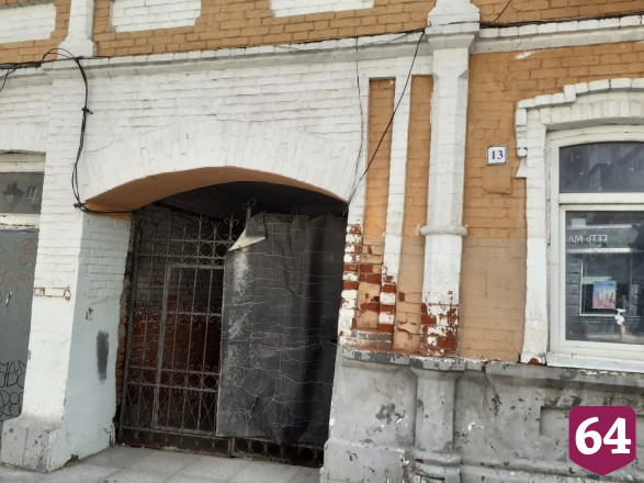 Следователи заинтересовались зданием с опасным фасадом в центре Саратова