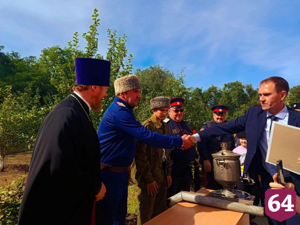 На саратовском фестивале самоваров кормили пловом и катали на ослике