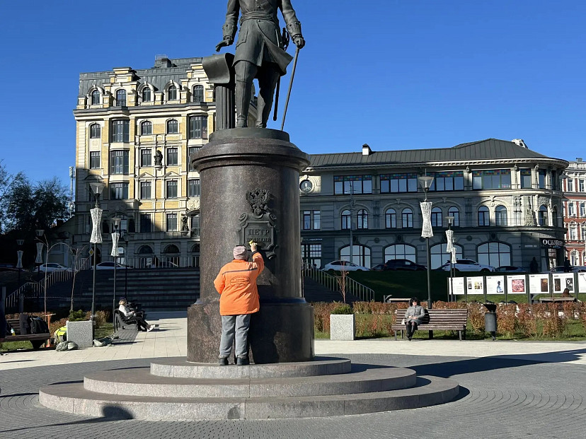 В Саратове с памятника Петру I убрали нецензурную надпись