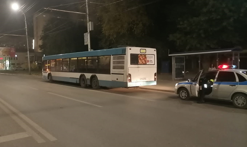 В Саратове пассажир упал в автобусе и оказался в больнице