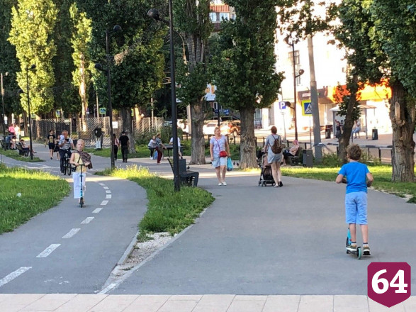 Жители Саратова вышли на воскресную прогулку без масок