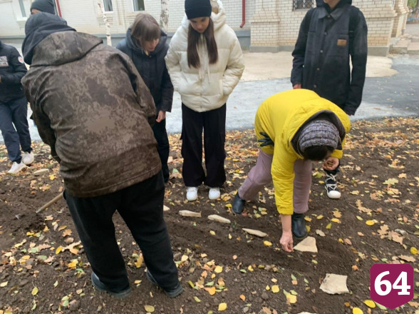 Под Саратовом дети помогали священнику сажать желуди