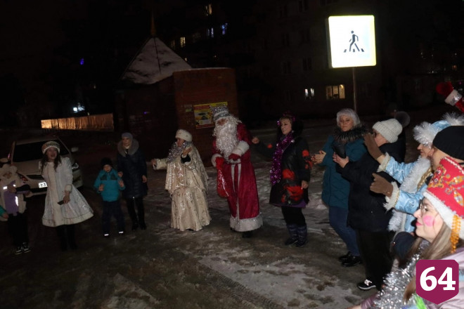 Деды Морозы ездили по городу на автобусе и угощали прохожих сладостями