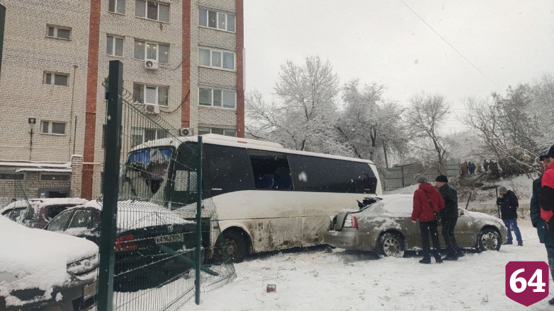 В Саратове после серии ДТП опасаются выходить на детскую площадку