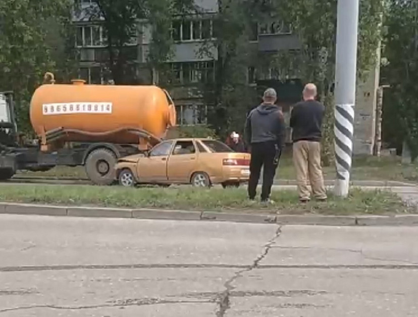 Водитель «Лады» сбил пешехода и врезался в автоцистерну 