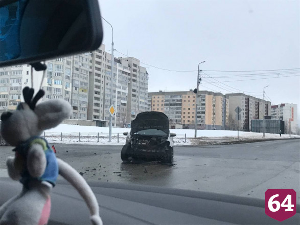 В Саратове внедорожник вылетел на тротуар 