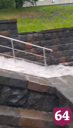 Саратовцы после ливня засняли мощный «водопад» на набережной