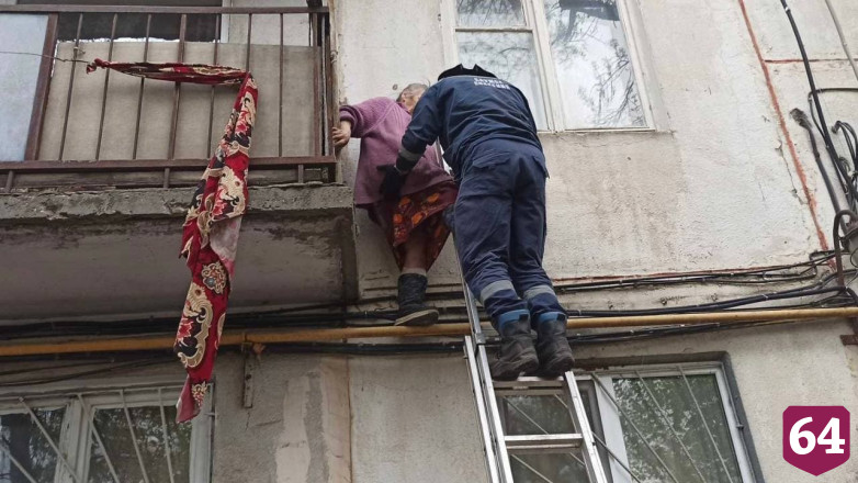 Саратовские спасатели сняли старушку с газовой трубы