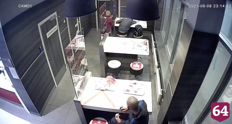 Житель Саратова заснул в KFC и лишился телефона