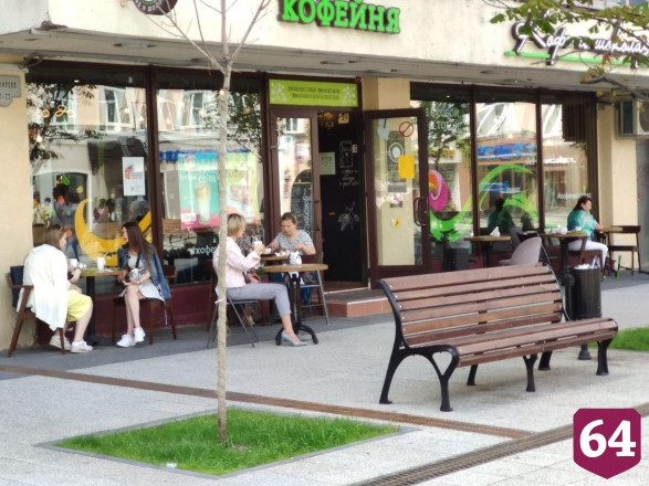В Саратове кафе начали работать на улицах