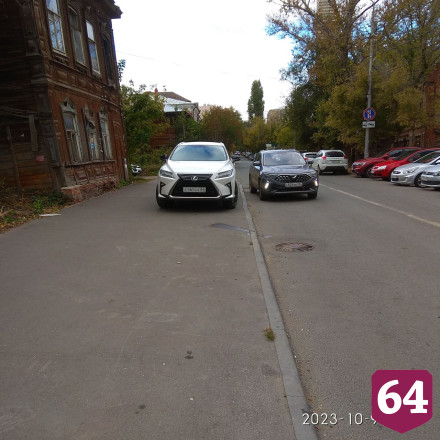 Внедорожники массово паркуются на тротуаре в центре Саратова