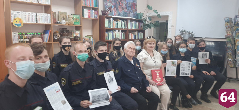Ветеран флота нарисовал военное детство в Саратове