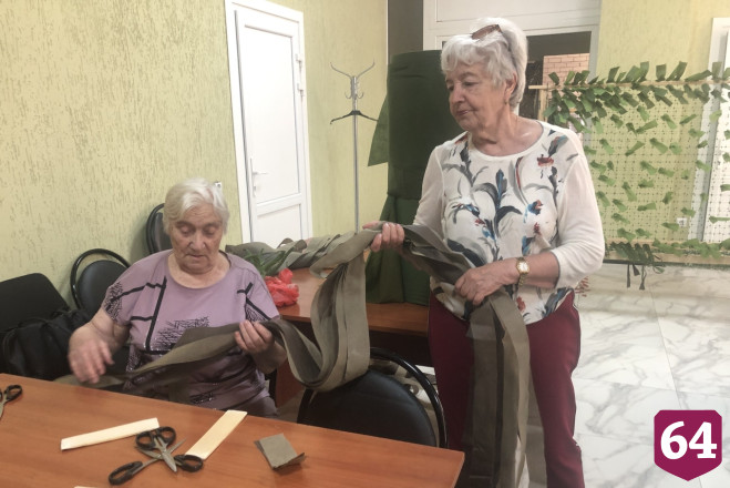 Саратовские пенсионерки плетут новую партию маскировочных сетей для бойцов