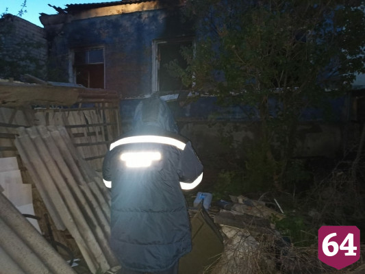 В Саратове пожарные нашли в доме труп мужчины