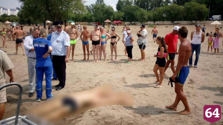 На городском пляже Энгельса утонул мужчина
