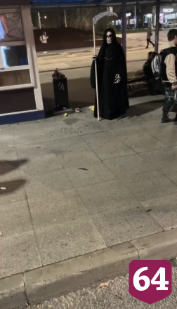 В Саратове на автобусной остановке гуляла смерть с косой