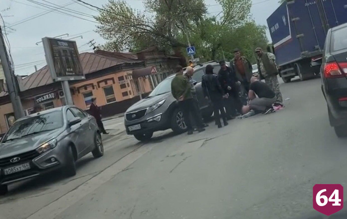 В центре Саратова водитель иномарки задавил двух пешеходов