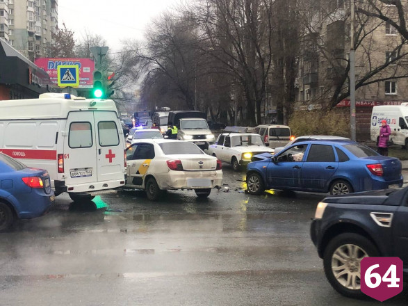 В Саратове водитель «Гранты» пострадал в ДТП с такси
