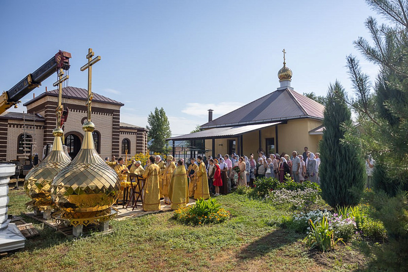 Под Саратовом освятили купола и колокол строящегося храма