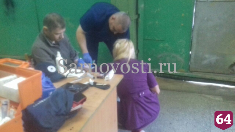 В центре Саратова мужчина спасал чужую машину и повредил руку