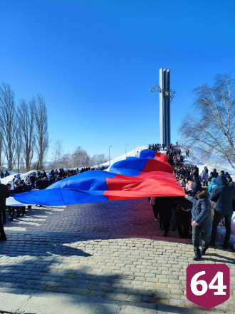 В Саратове студенты развернули 80-метровый флаг в поддержку президента