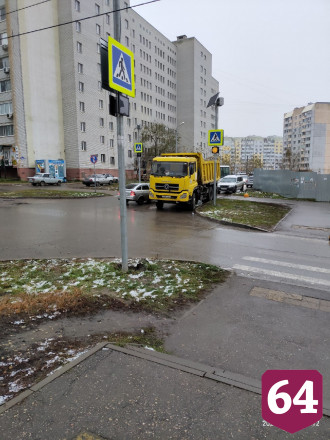 Саратовцев возмутил припаркованный на «зебре» грузовик