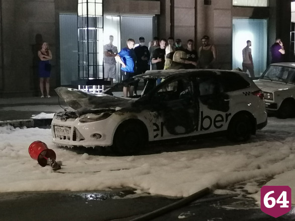 В центре Саратова сгорело такси