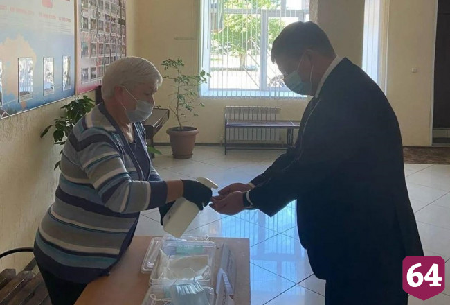 Главы районов Саратовской области оценили работу участков для голосования 