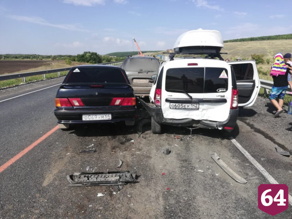 В массовой аварии на трассе под Саратовом разбились 2 человека