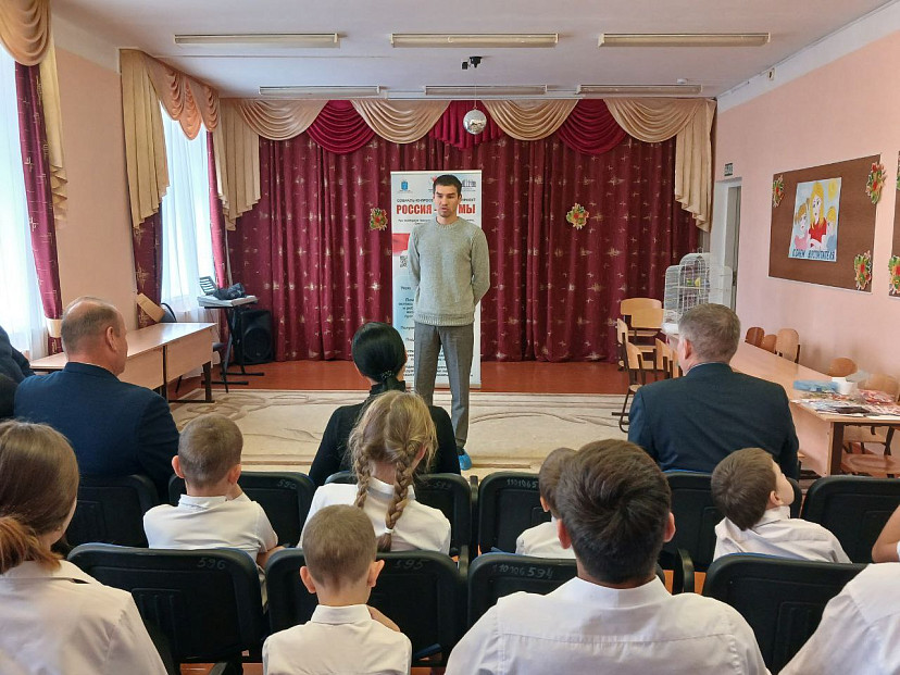 Воспитанники детского дома познакомились с именитым саратовским боксером 