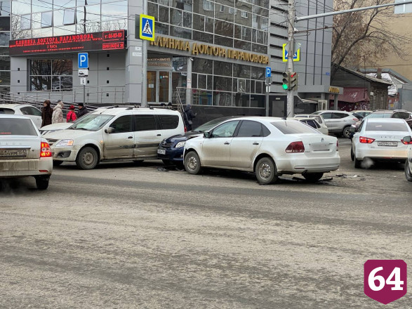 На перекрестке в центре Саратова произошла массовая авария