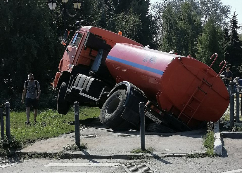 В Саратове на тротуаре поливальная машина ушла под асфальт 